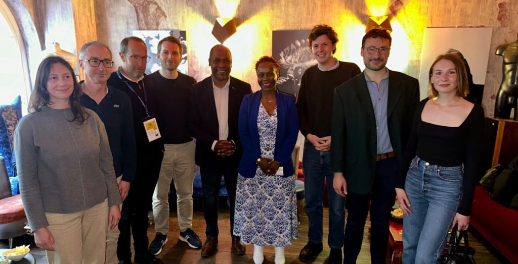 7 des 11 start-ups présentes lors de l’annonce des lauréats aux côtés de Rolin Cranoly et Karelle Mbobda-Kuate. © AMIF